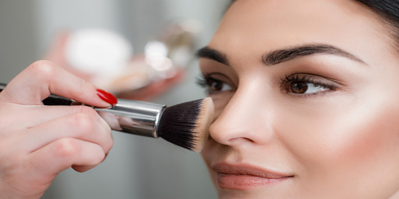 زدن رژگونه یکی از مراحل آرایش کلاسیک