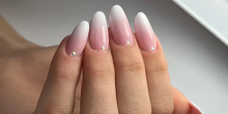 اعمال رنگ پایه در طراحی ناخن بیبی بومر